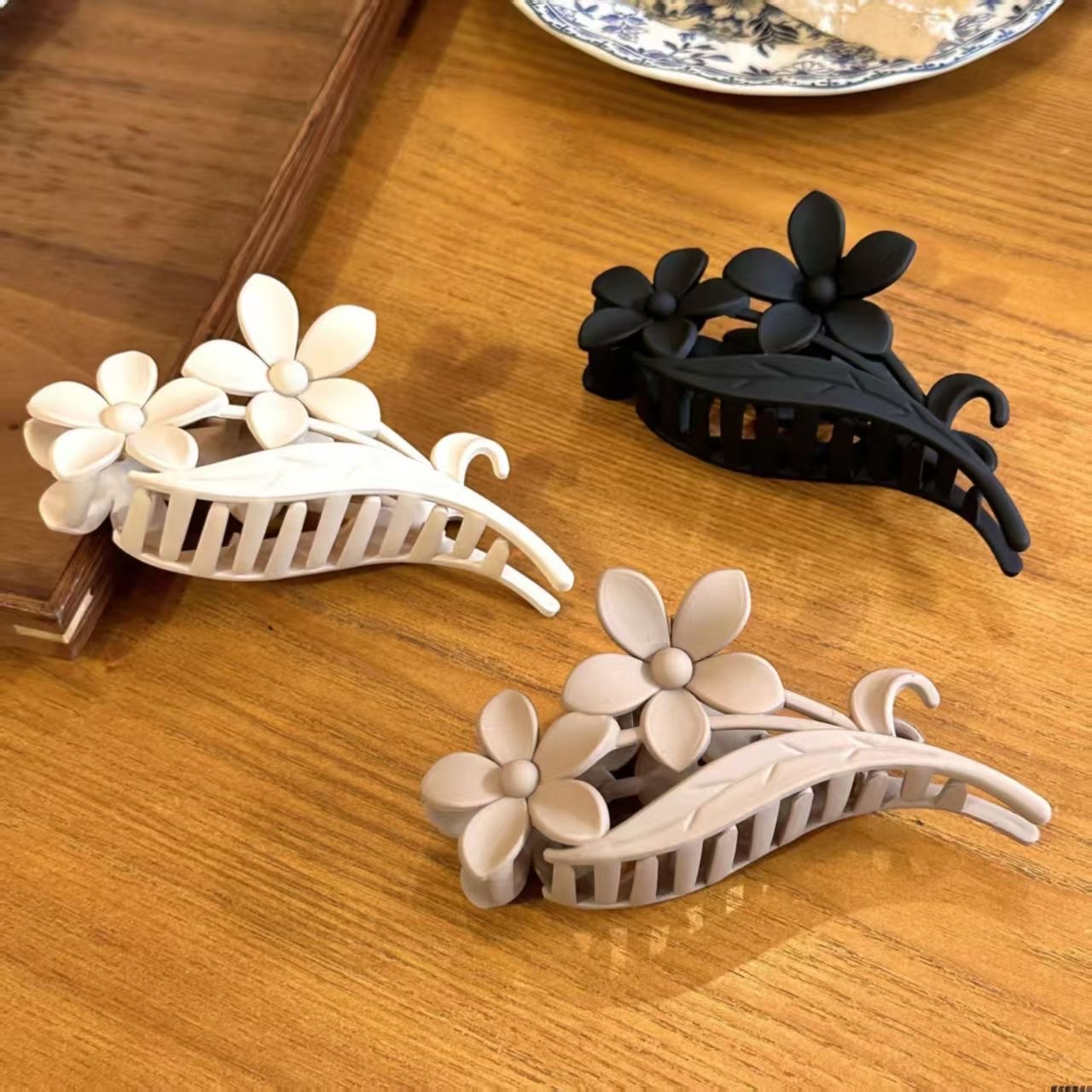 The shark clip, a Chinese-style headwear with Han elements and flowers, is stylish and has a high level of appearance. It is a bestseller. The back clip is versatile for daily use details Picture