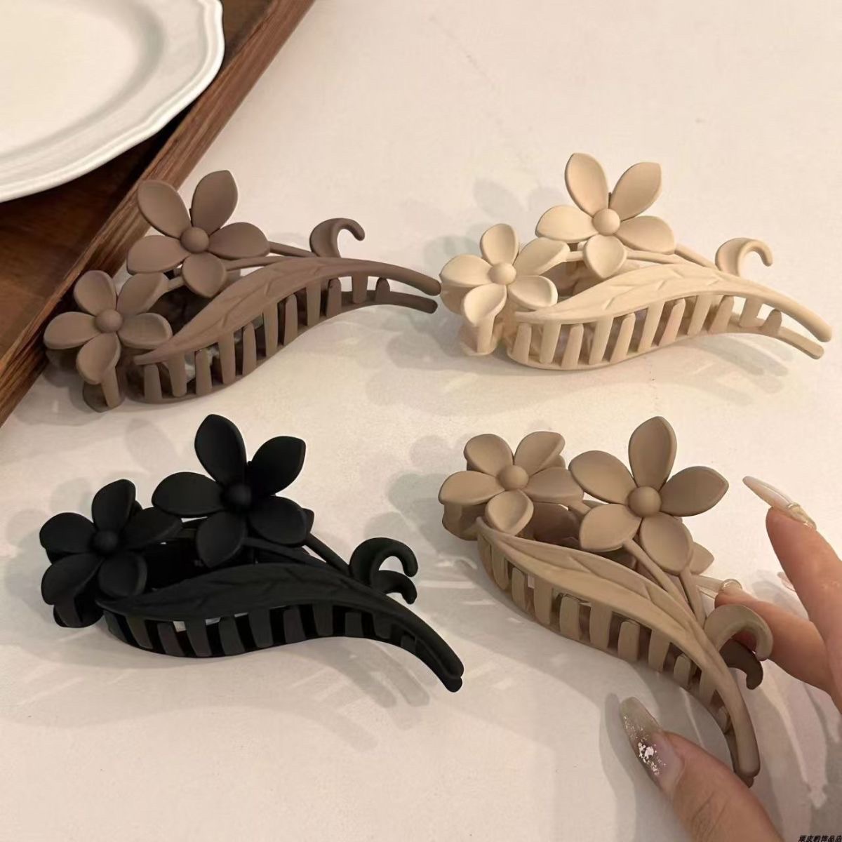 The shark clip, a Chinese-style headwear with Han elements and flowers, is stylish and has a high level of appearance. It is a bestseller. The back clip is versatile for daily use