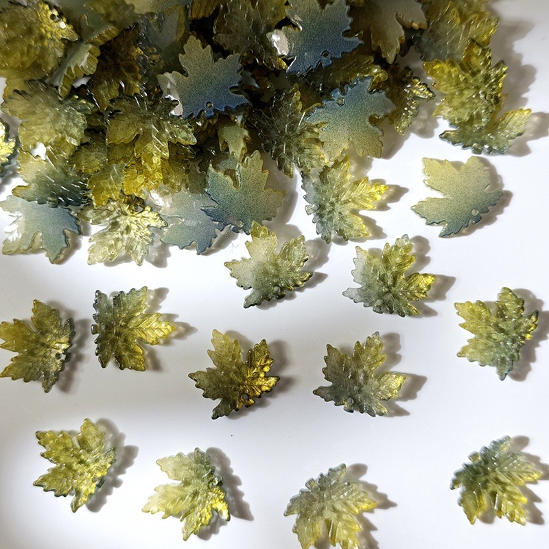 Decorated with maple leaf elements, this fashionable and trendy accessory is a must-have for autumn. It is a versatile accessory for hair and hair clips detail image 8