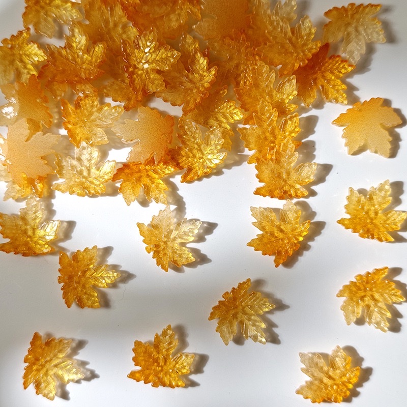 Decorated with maple leaf elements, this fashionable and trendy accessory is a must-have for autumn. It is a versatile accessory for hair and hair clips detail image 2
