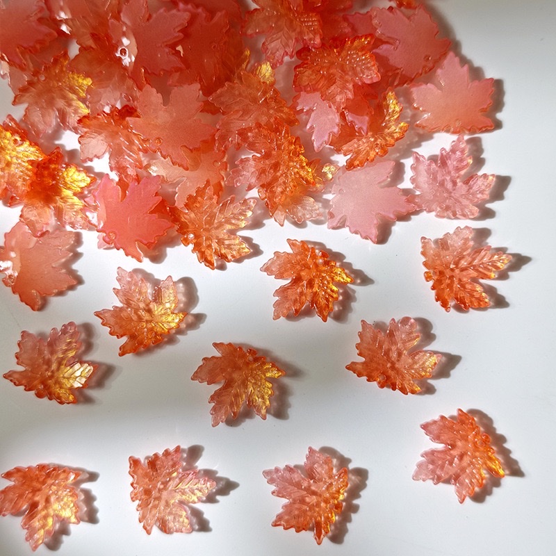 Decorated with maple leaf elements, this fashionable and trendy accessory is a must-have for autumn. It is a versatile accessory for hair and hair clips detail image 1
