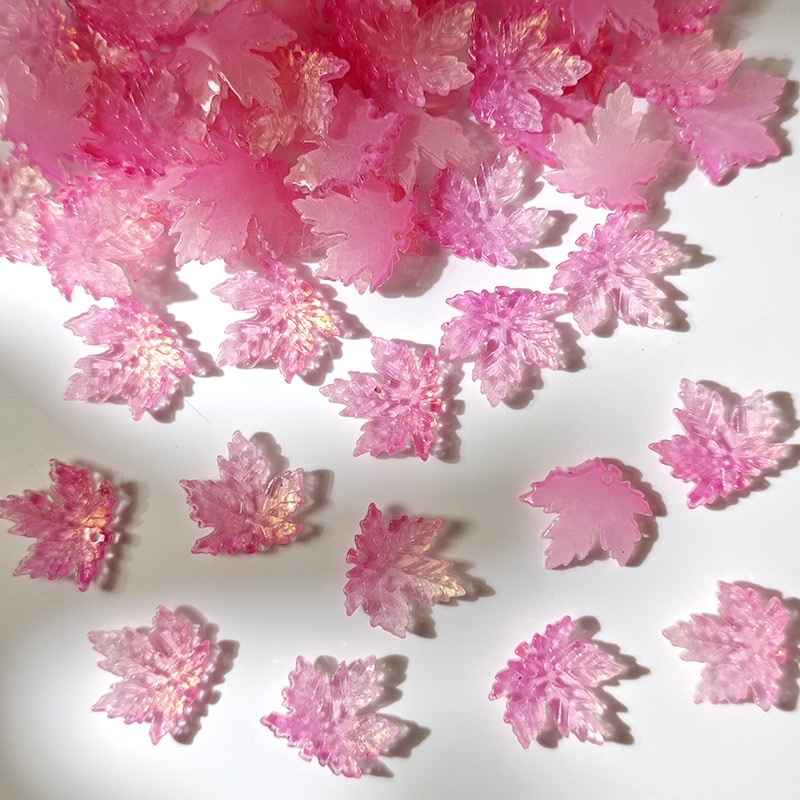 Decorated with maple leaf elements, this fashionable and trendy accessory is a must-have for autumn. It is a versatile accessory for hair and hair clips Application Scenario