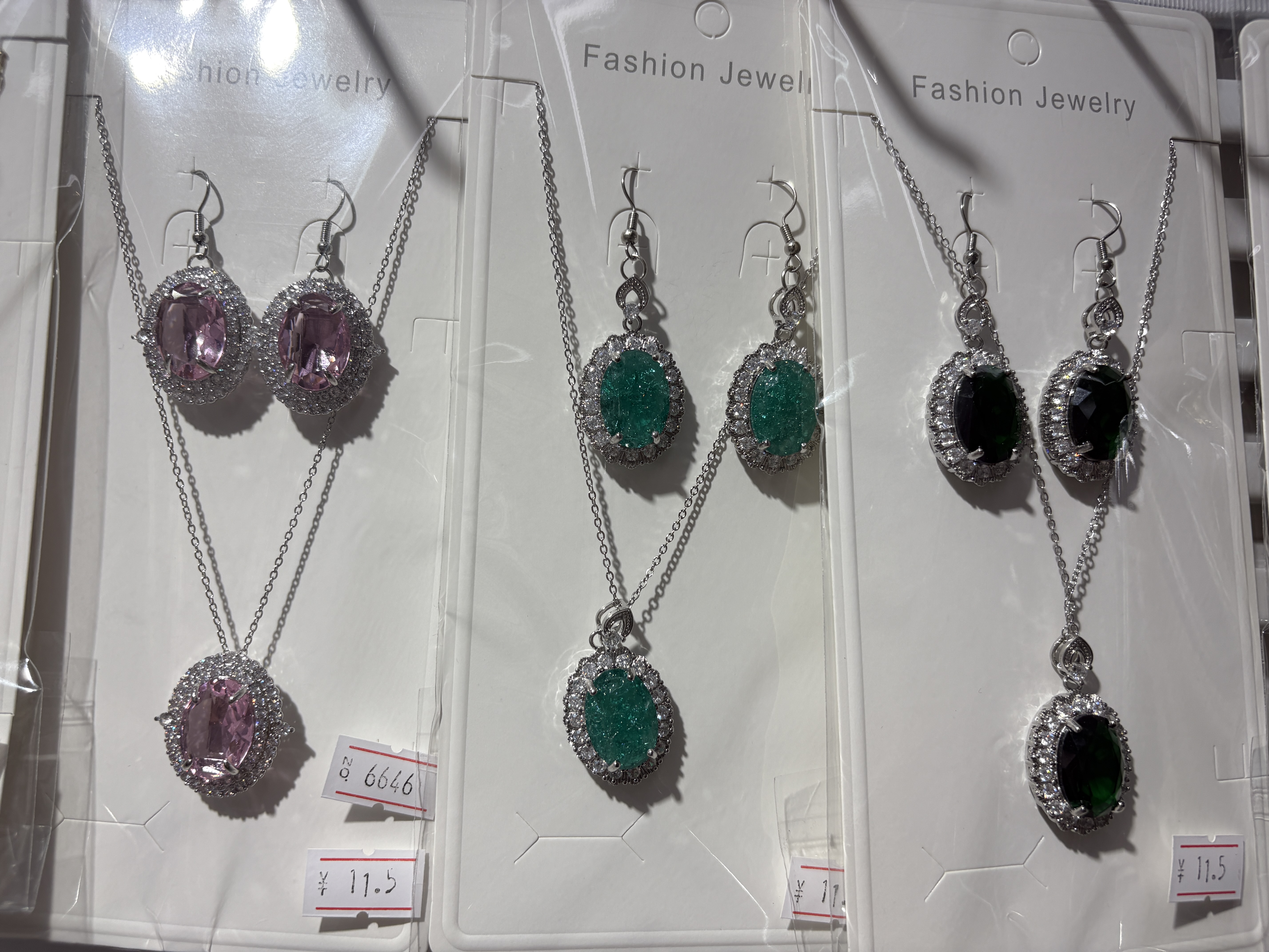 Necklace and earring set: Simple, versatile, fashionable jewelry, trendy women's accessories Application Scenario