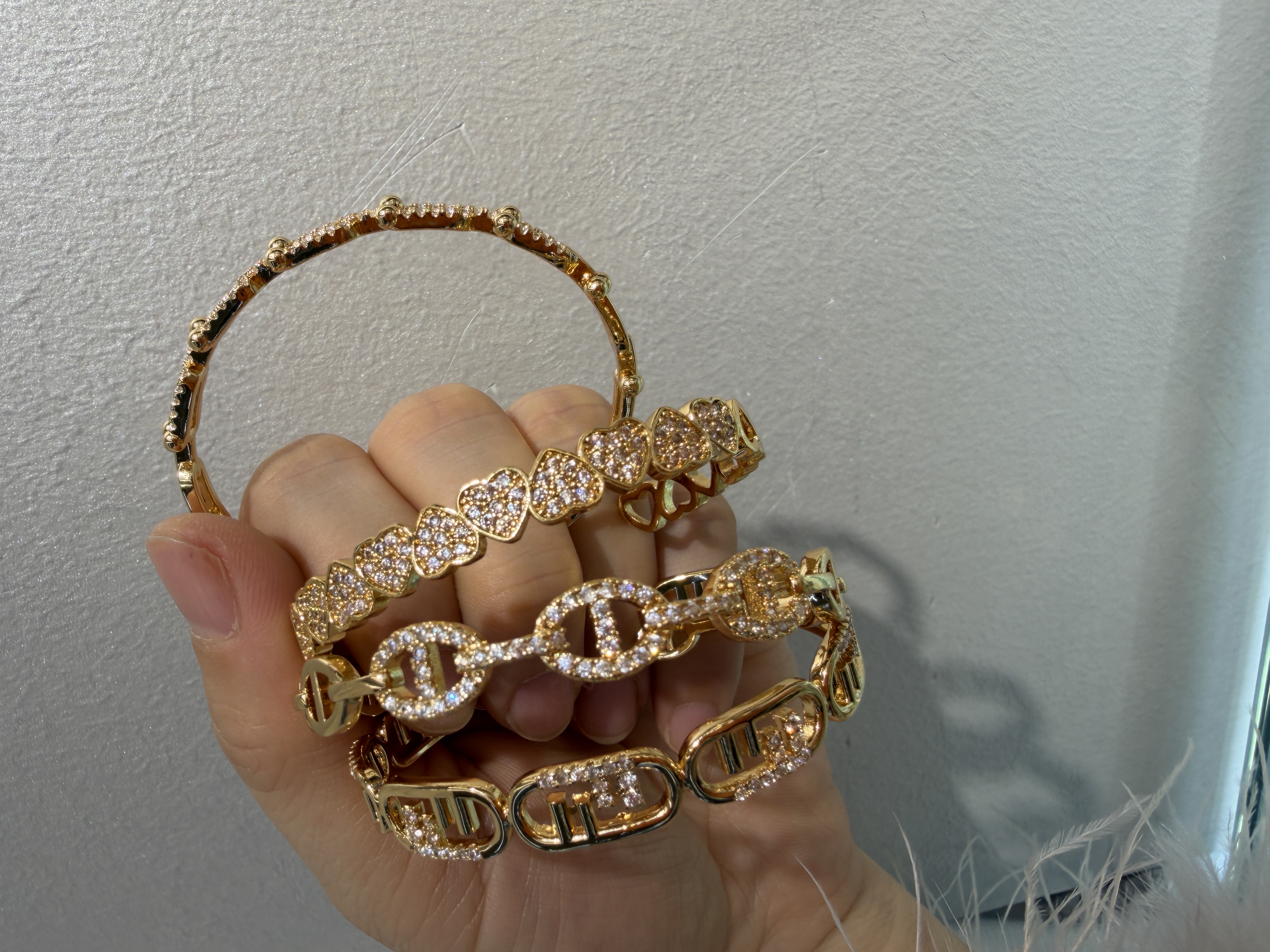 Baby size bangle with ring copper with zircon material
Good 