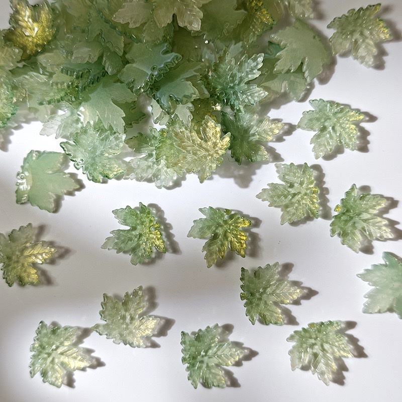 Decorated with maple leaf elements, this fashionable and trendy accessory is a must-have for autumn. It is a versatile accessory for hair and hair clips detail image 4