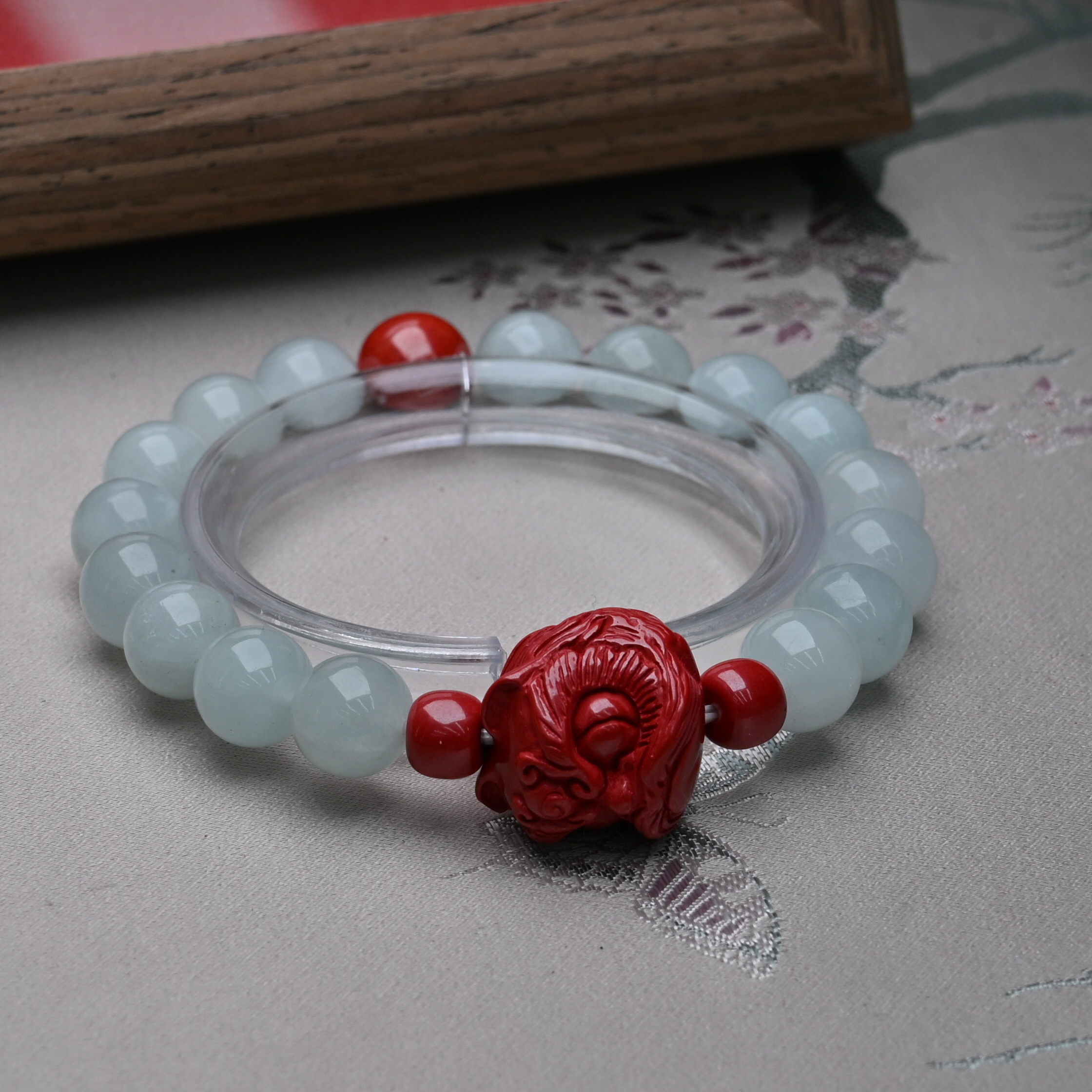Natural cinnabar bracelet for men and women, traditional Chinese style lion dance bracelet, high-content imperial sand and crystal couple gift bracelet Application Scenario