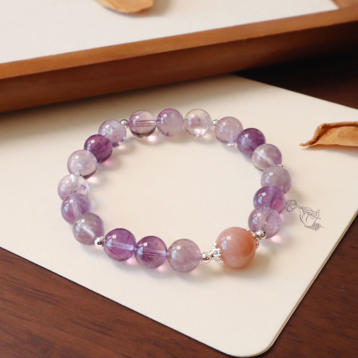 天然紫水晶手链搭配太阳石独特的设计形成一款简单设计的款式