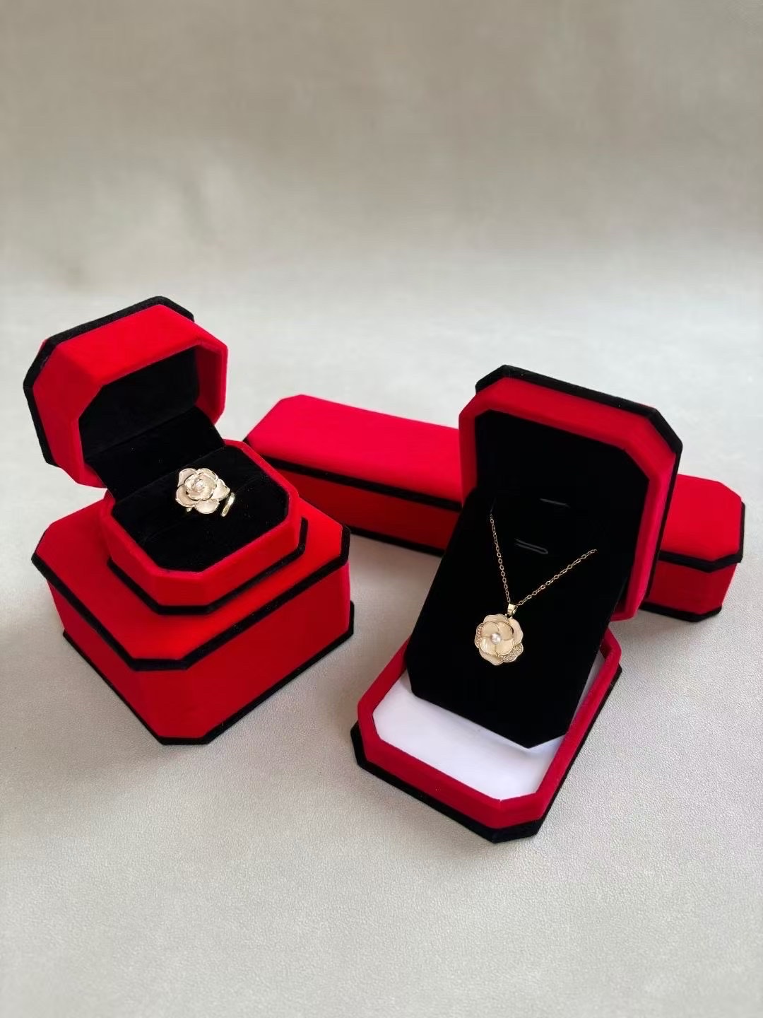 本厂是一家专业生产加工销售：戒子盒，项链盒首饰盒，PVC盒，木盒，手提袋，塑料包装无纺布袋及各类产品来样定做
欢迎惠顾选