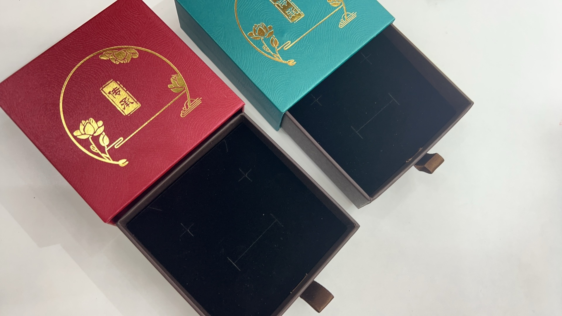本厂是一家专业生产加工销售：戒子盒，项链盒首饰盒，PVC盒，木盒，手提袋，塑料包装无纺布袋及各类产品来样定做
欢迎惠顾选产品图