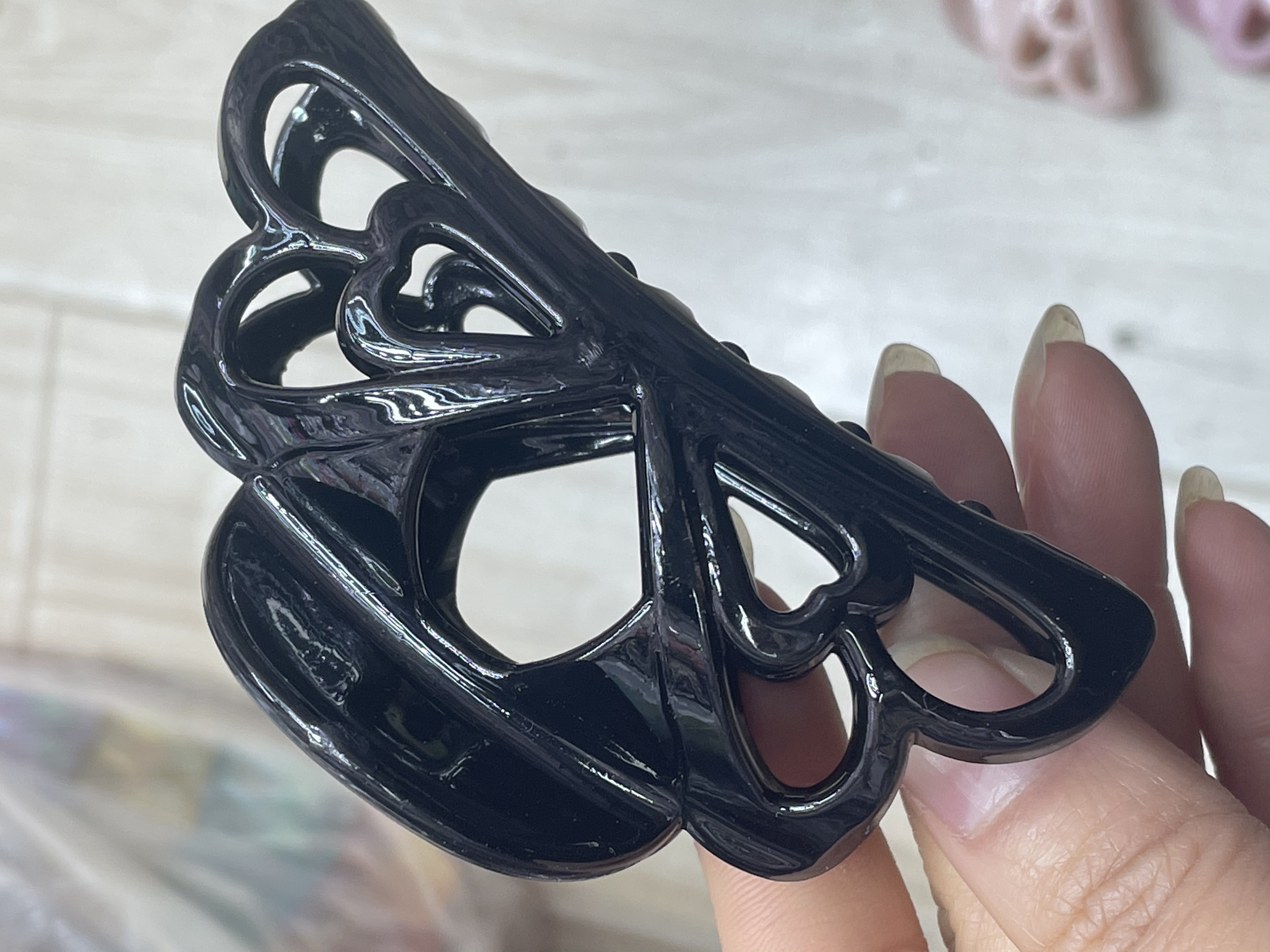 Shark hair clips, grab clips, duckbill clips, hair accessories, fashionable and versatile, simple styles for women Application Scenario