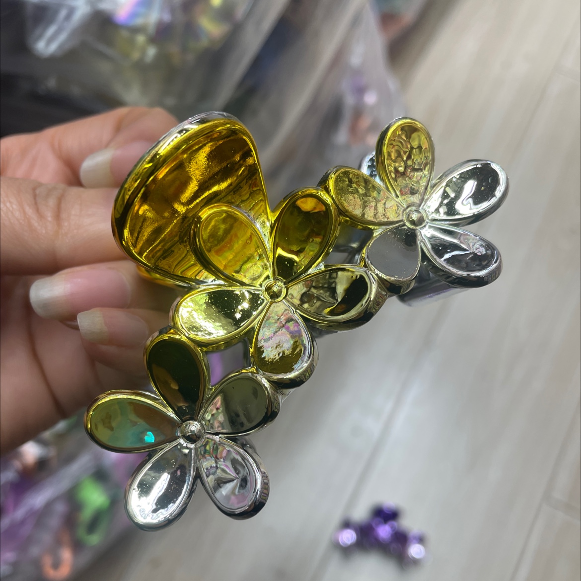 Shark hair clips, grappling clips, duckbill clips, hair accessories, fashionable and versatile women's shark hair clips Application Scenario