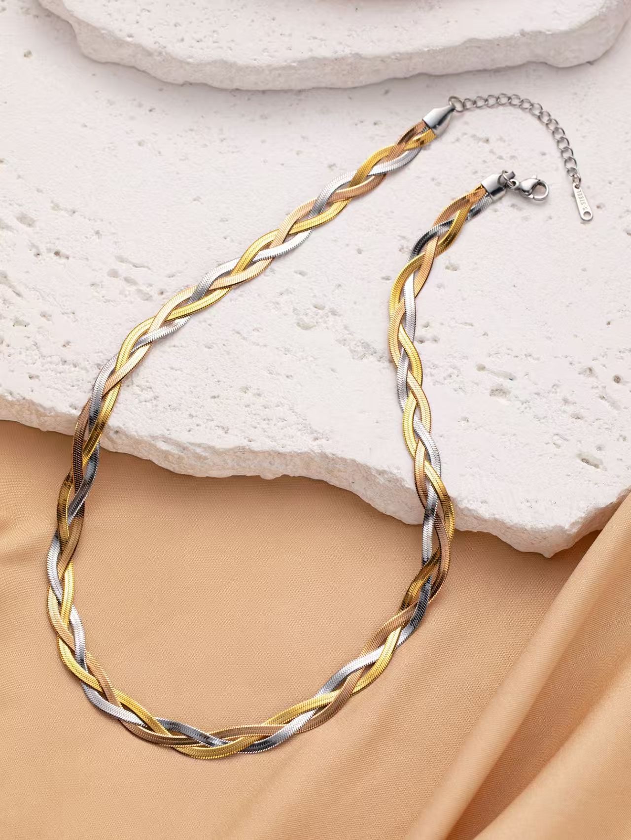 Flat snake chain twisted three-strand woven necklace, a unique and fashionable women's jewelry, 18 K gold anti-allergy and non-fading necklace Application Scenario