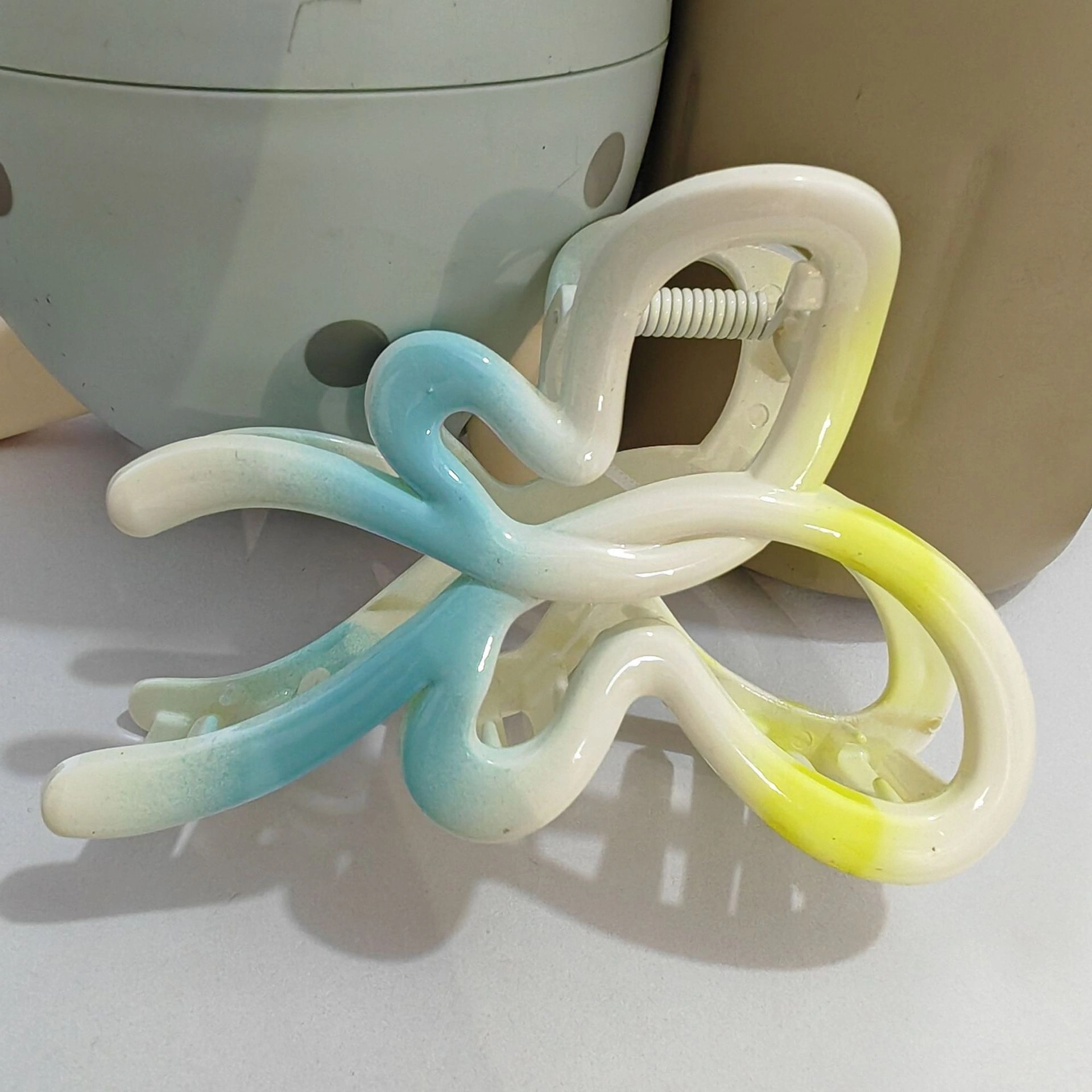 Gradient butterfly grabber for women 2024 new style acrylic high-end color versatile back hair clip detail image 6
