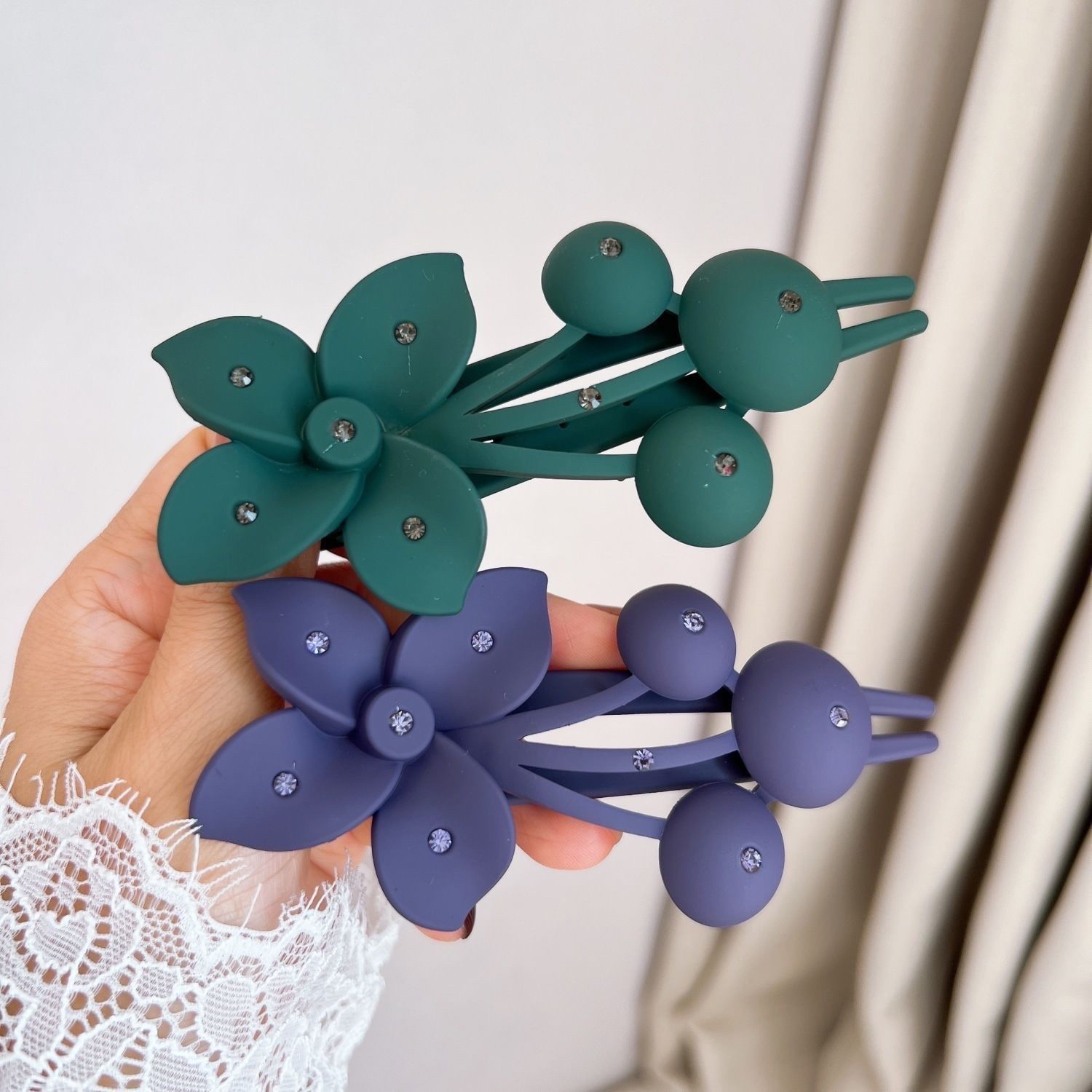 Wholesale of large-sized flower-shaped duckbill hair clips and hairpins, popular platter hairstyle bestsellers, stylish scratch-off new headwear for women at the back of the head detail image 3