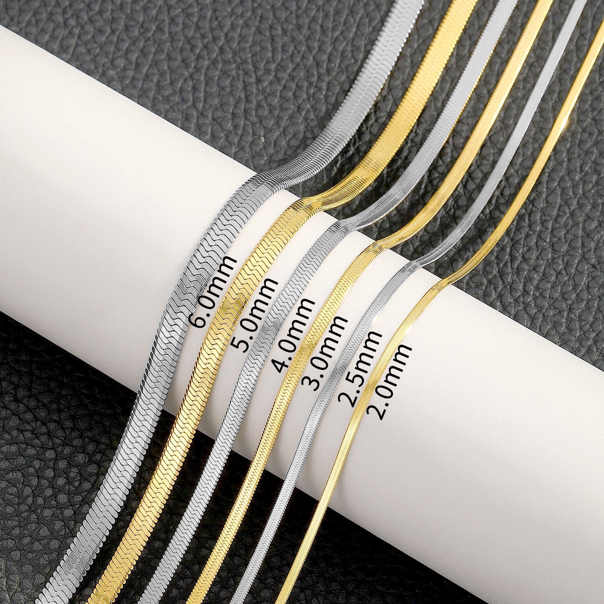 刀片项链首饰细节图