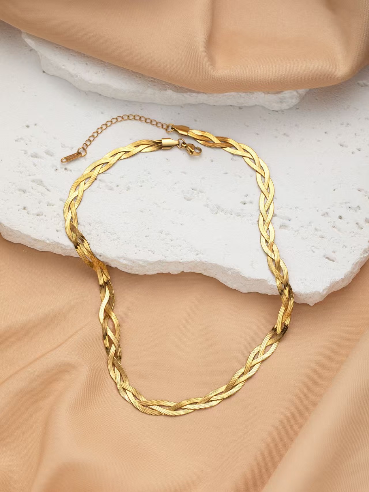 Flat snake chain twisted three-strand woven necklace, a unique and fashionable women's jewelry, 18 K gold anti-allergy and non-fading necklace details Picture