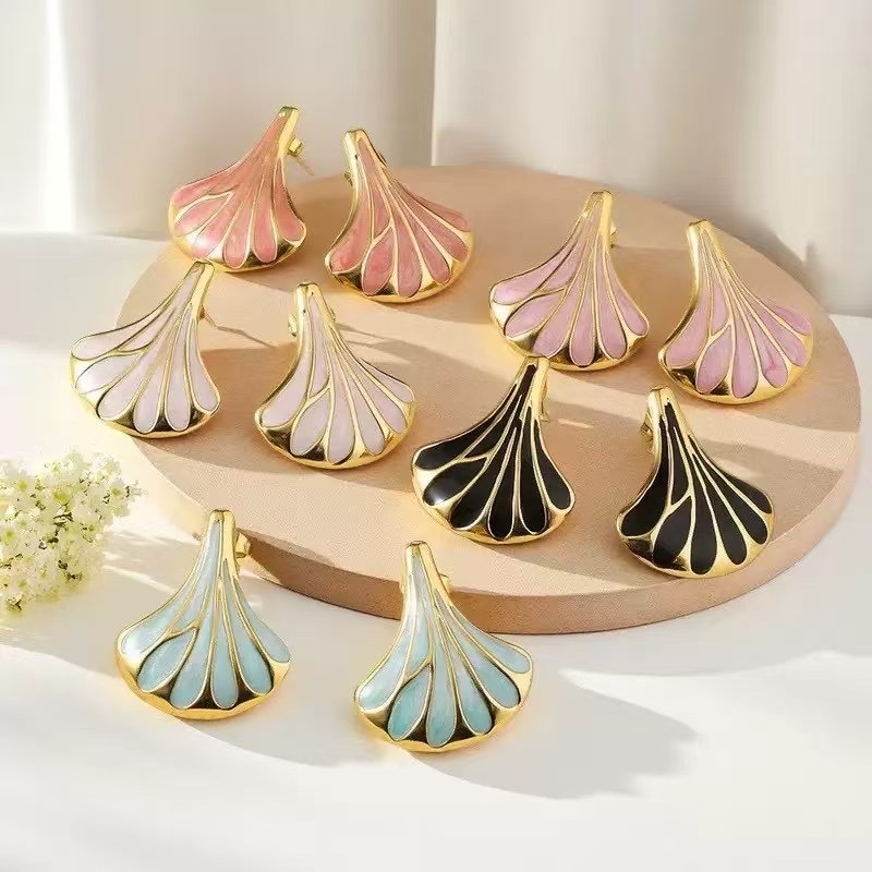 Fashionable oil ear stud earrings, stainless steel five-pointed star bow, dazzling, simple and elegant, women's ear stud accessories, versatile and trendy accessories Application Scenario