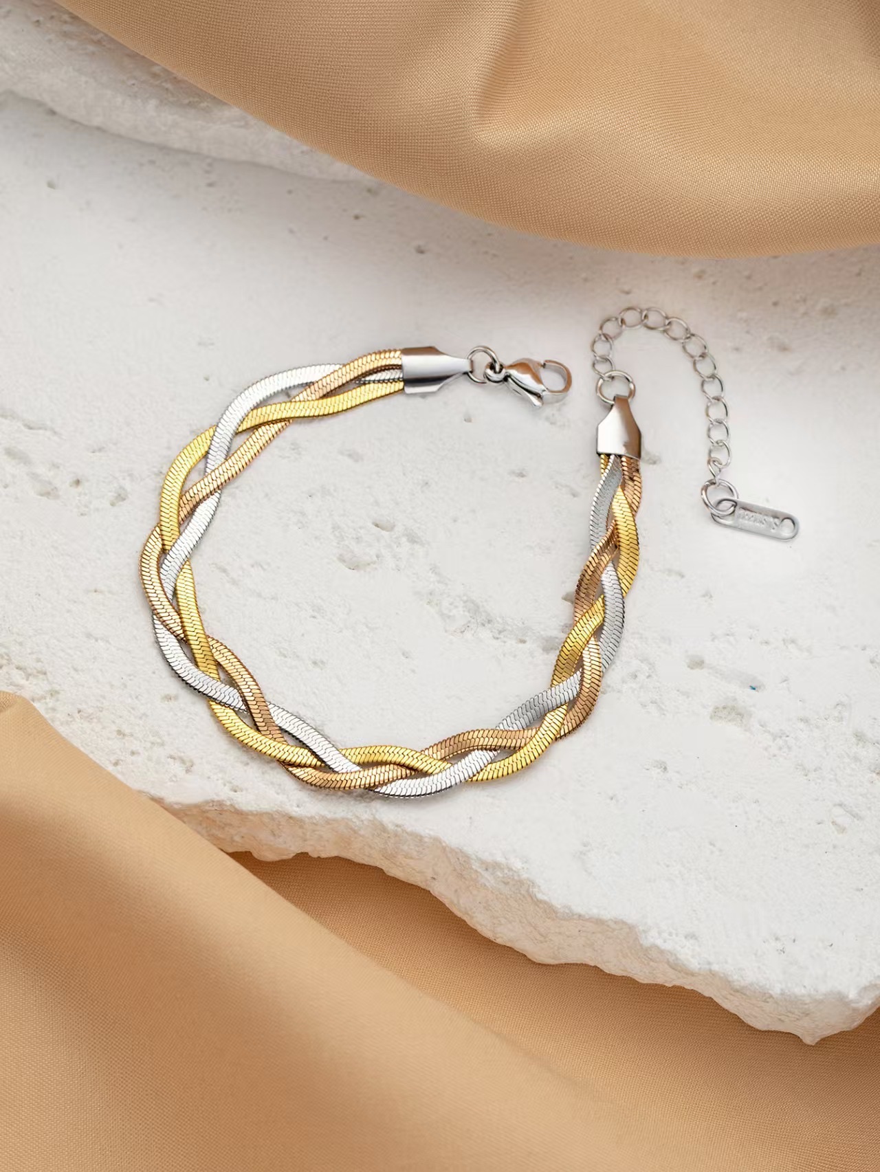 Flat snake chain twisted three-strand woven necklace, a unique and fashionable women's jewelry, 18 K gold anti-allergy and non-fading necklace Item Picture