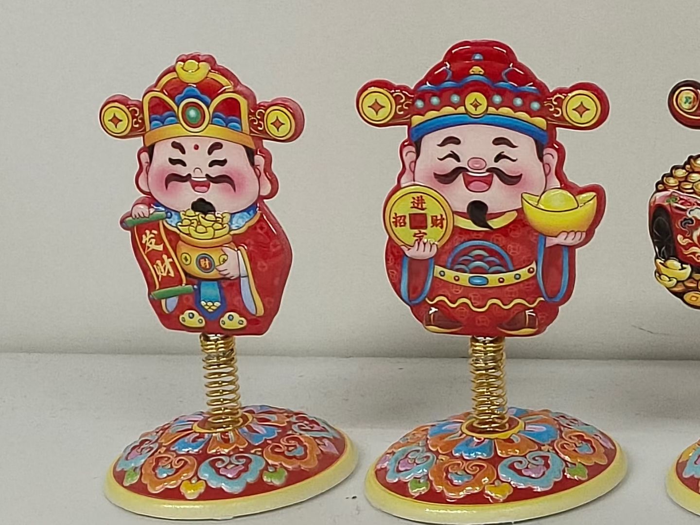 财神爷小摆件办公室工位小摆设桌面家居车载装饰品摇摇乐批发工厂