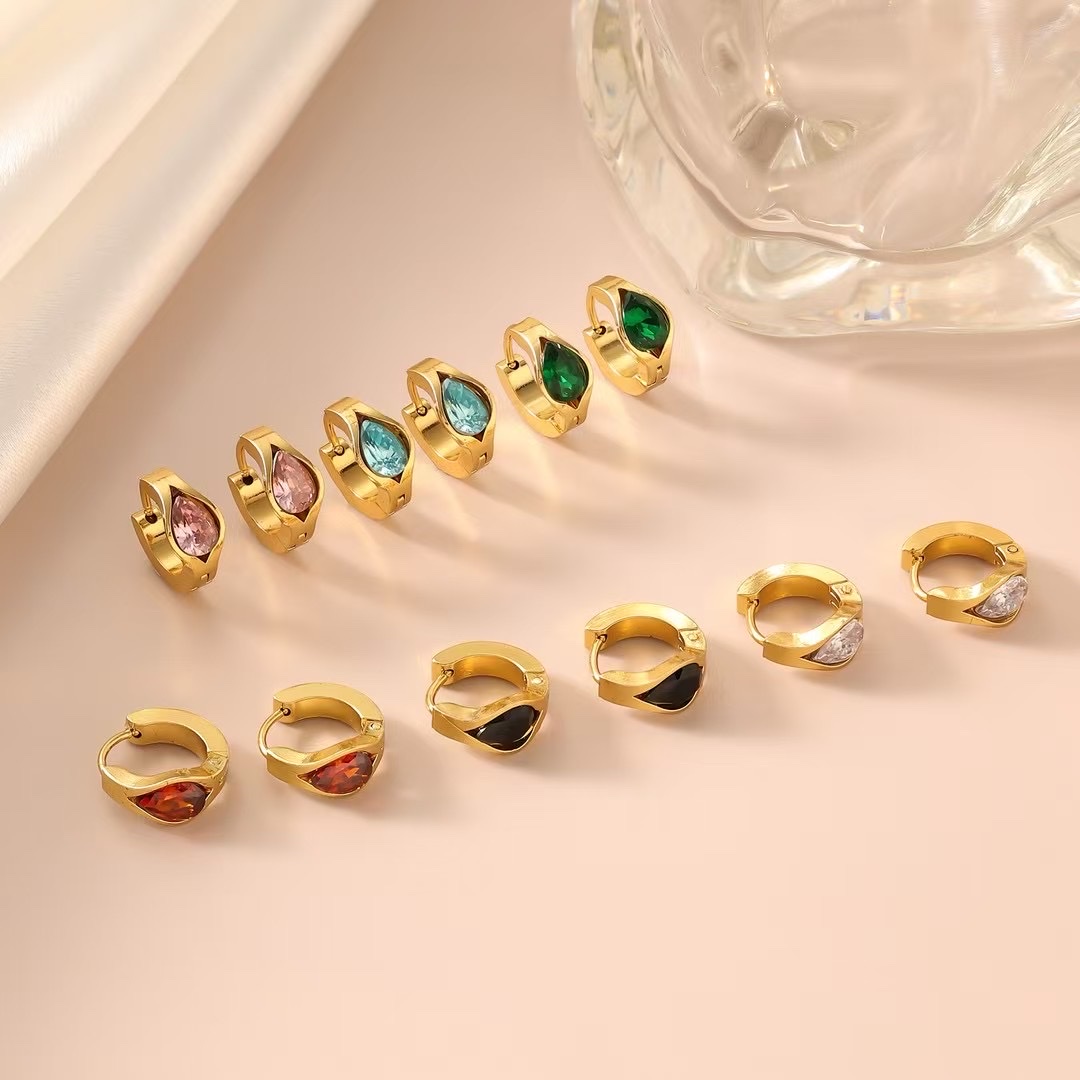 18k gold stainless steel ear buckle earring accessories, alloy ear plugs, fashionable earrings, simple and versatile women's accessories Application Scenario