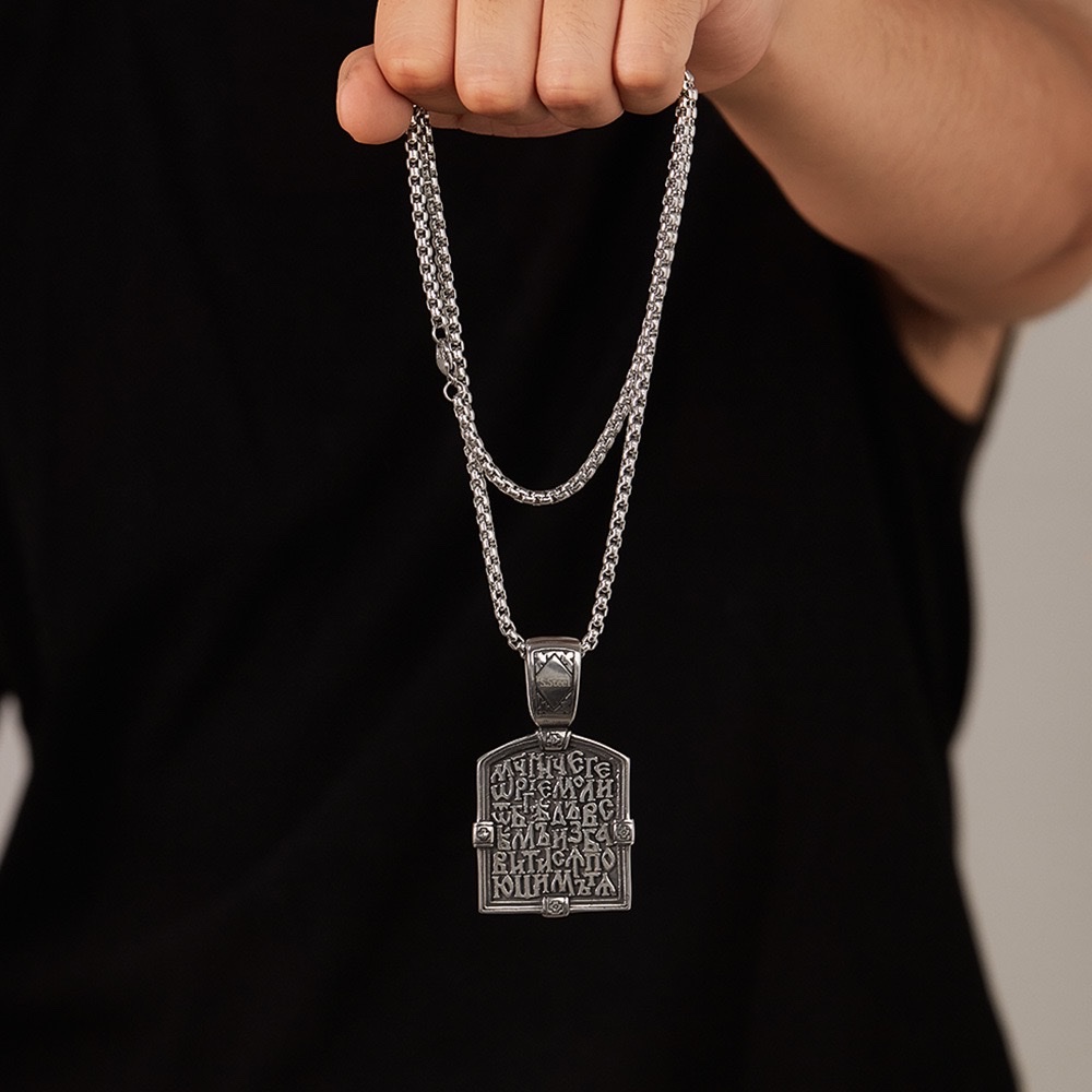 Cross-border best-selling necklace accessories in Europe and America, stainless steel geometric knight tag accessories, personalized hip-hop trendy necklaces Application Scenario