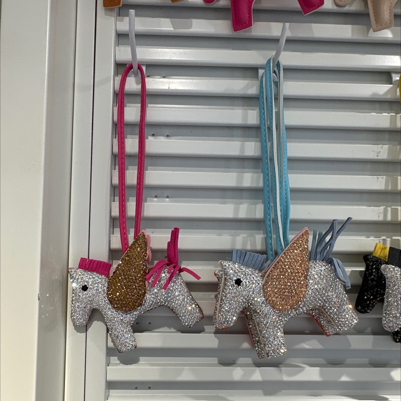 小飞马陶泥镶钻扁平钥匙圈画油钥匙扣时尚创意挂件男女通用钥匙扣钥匙扣公仔挂件发光闪光钥匙扣