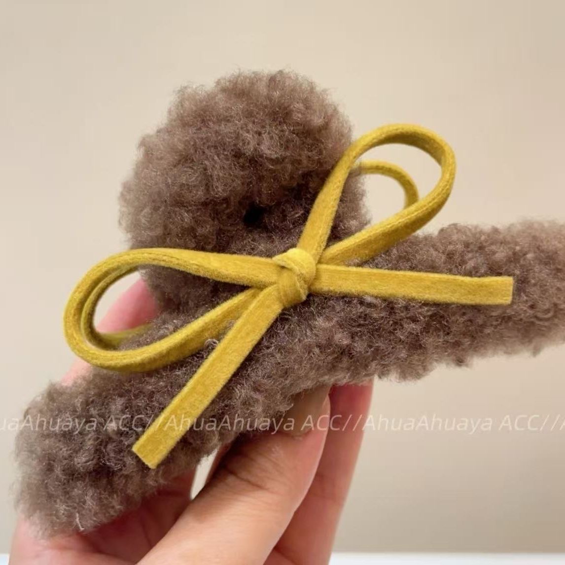 New Year's red shark clip hair clip headwear, hair clip grab clip hair accessory, simple and versatile hair accessory grab clip, shark clip