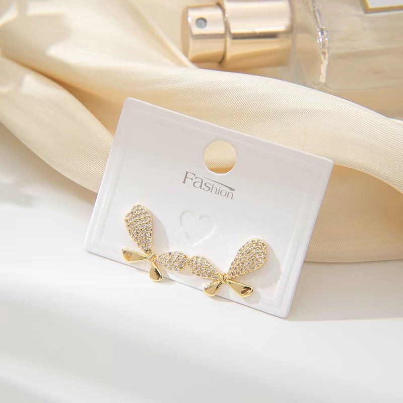 Fashionable pearl stud earrings are dazzling, simple and elegant. Women's stud earrings are versatile and trendy accessories details Picture