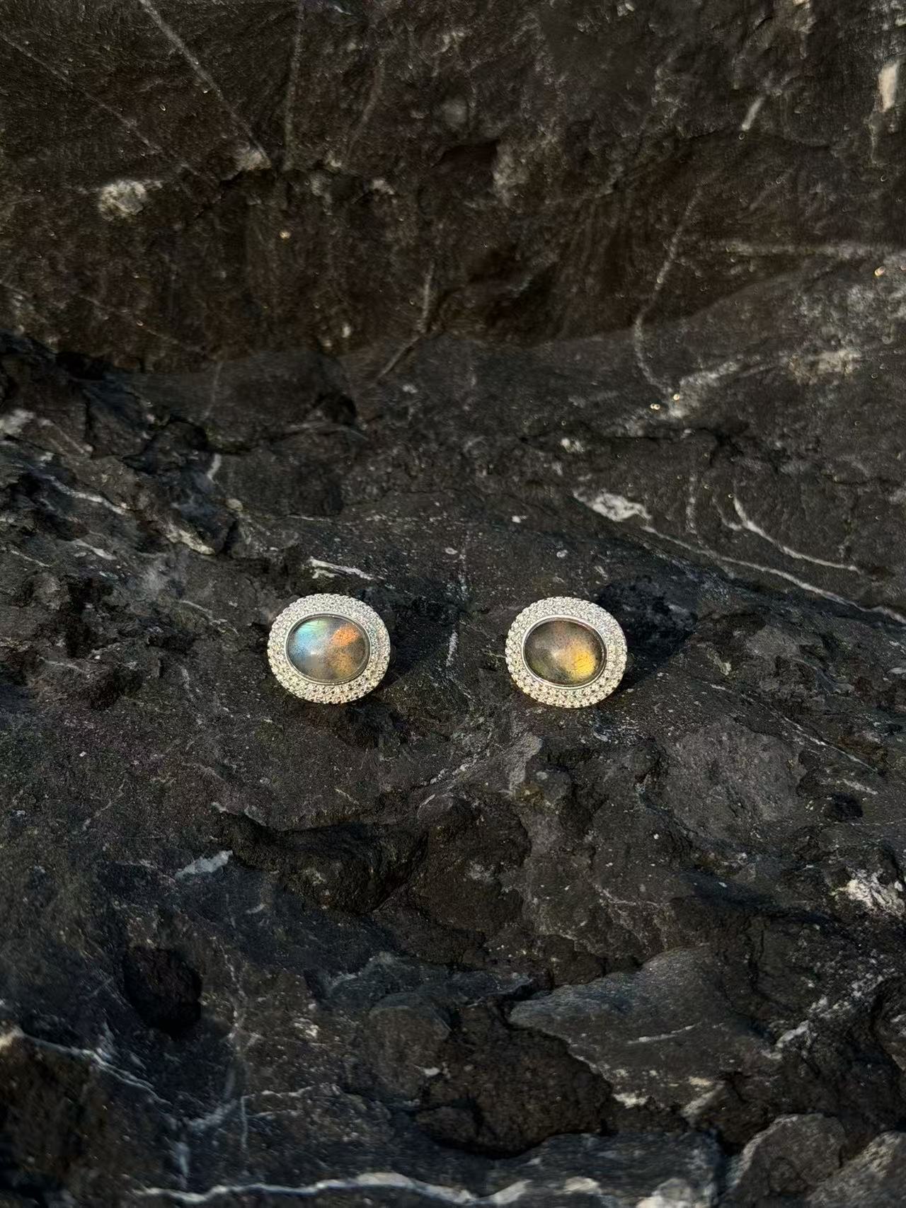 【一妃聚宝】天然灰月光银镶耳钉满镶设计银针不过敏高级冷调设计时尚潮流白底实物图