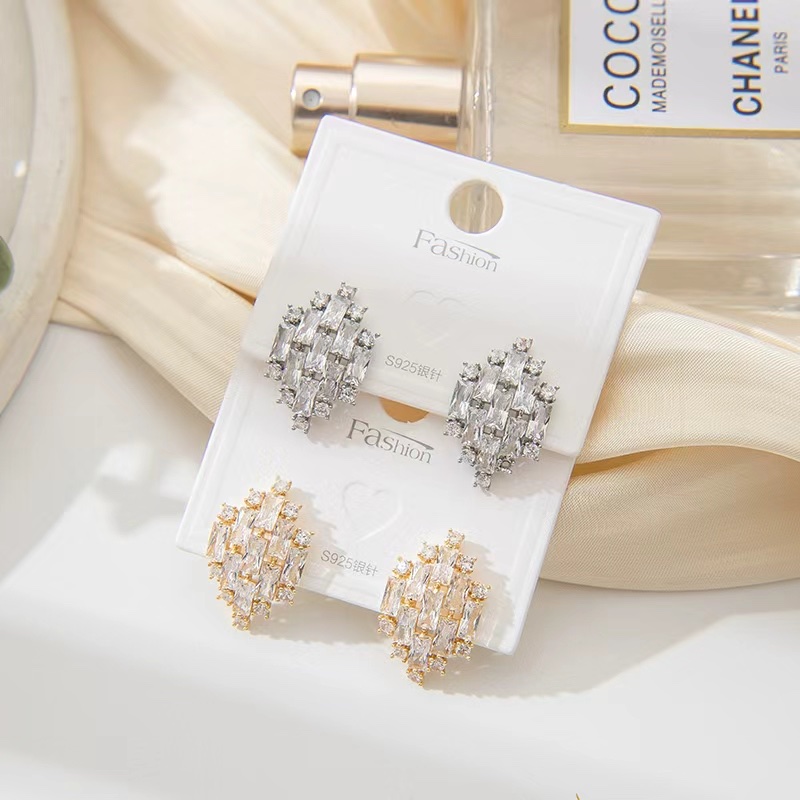 Fashionable pearl stud earrings are dazzling, simple and elegant, versatile, women's accessories, trendy new stud earrings Specification image