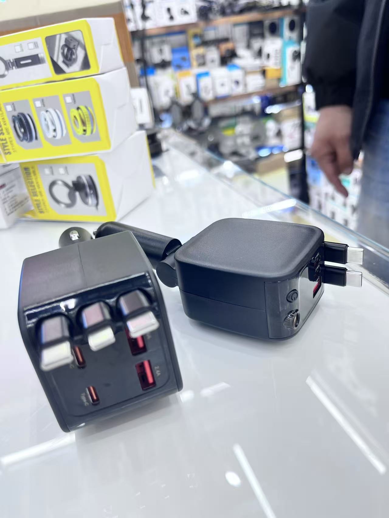 The Starry Sky Top car charger features super fast charging with a built-in retractable cable and Type-C for one-to-four car cigarette lighter conversion detail image 5