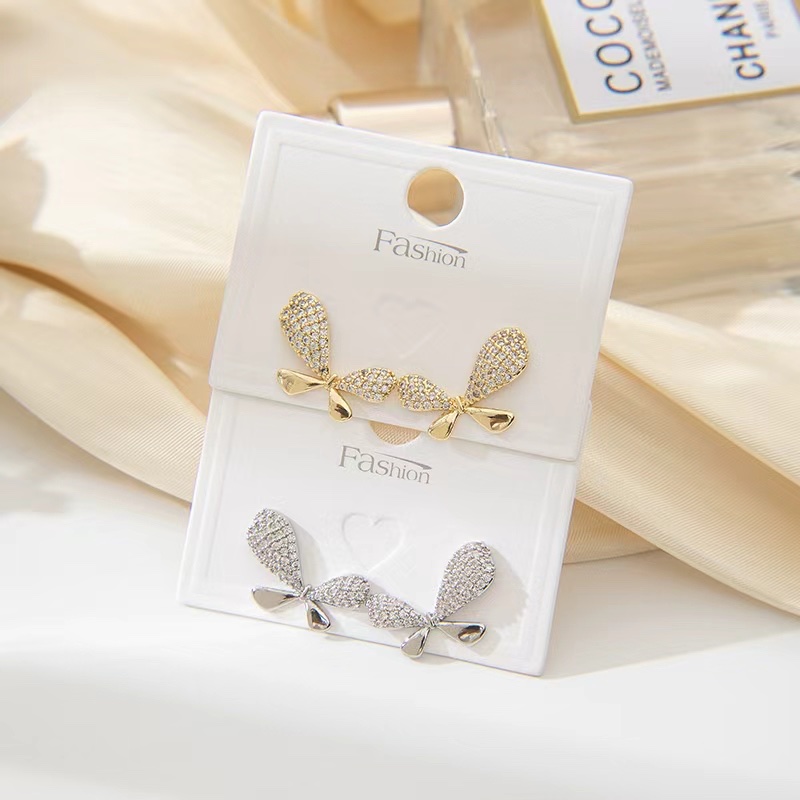 Fashionable pearl stud earrings are dazzling, simple and elegant. Women's stud earrings are versatile and trendy accessories detail image 4