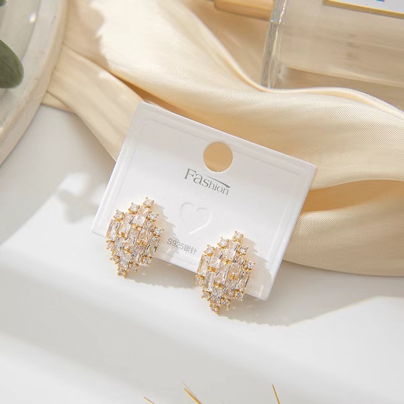 Fashionable pearl stud earrings are dazzling, simple and elegant, versatile, women's accessories, trendy new stud earrings