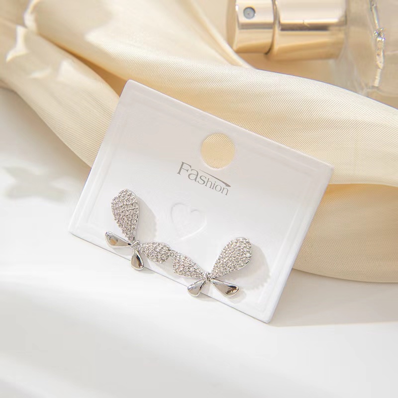 Fashionable pearl stud earrings are dazzling, simple and elegant. Women's stud earrings are versatile and trendy accessories