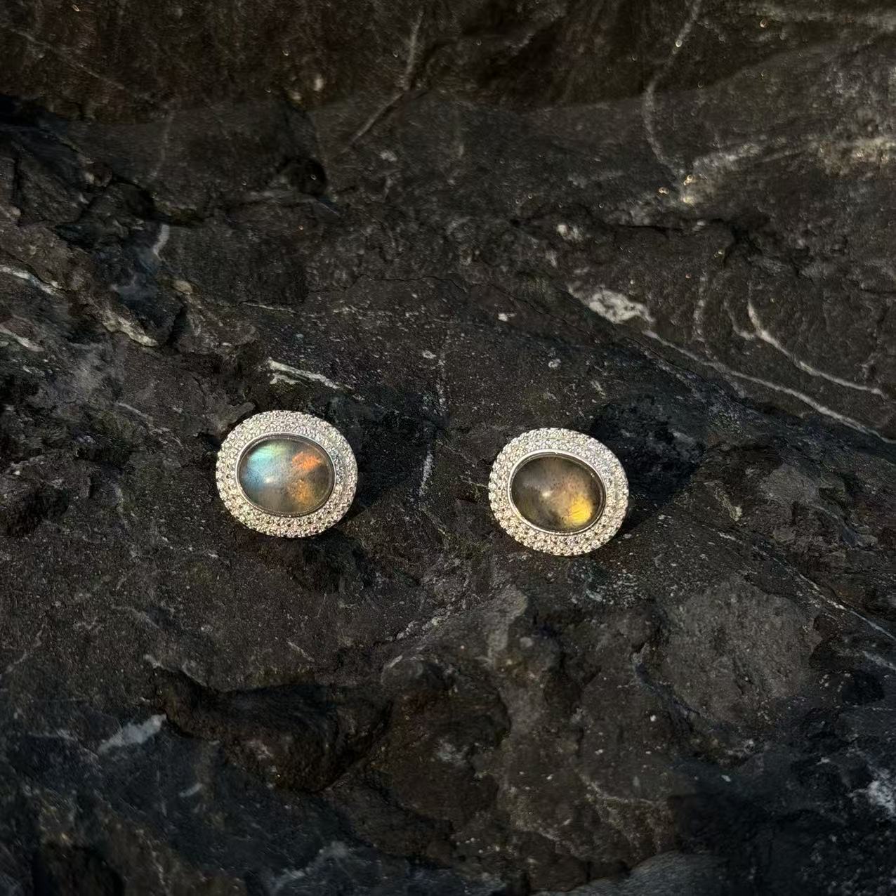 【一妃聚宝】天然灰月光银镶耳钉满镶设计银针不过敏高级冷调设计时尚潮流产品图