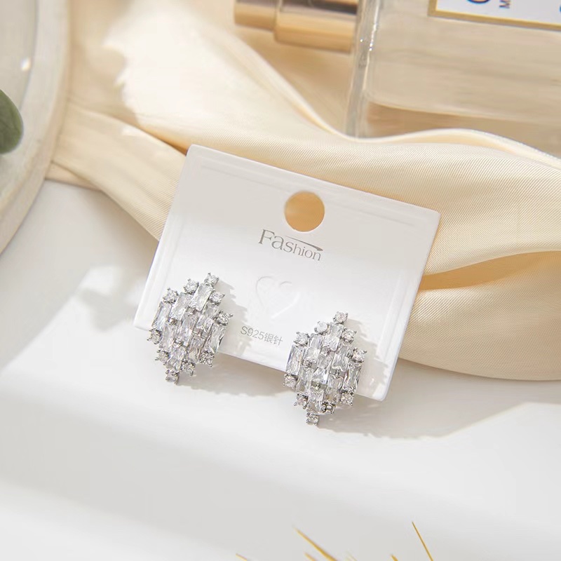 Fashionable pearl stud earrings are dazzling, simple and elegant, versatile, women's accessories, trendy new stud earrings details Picture