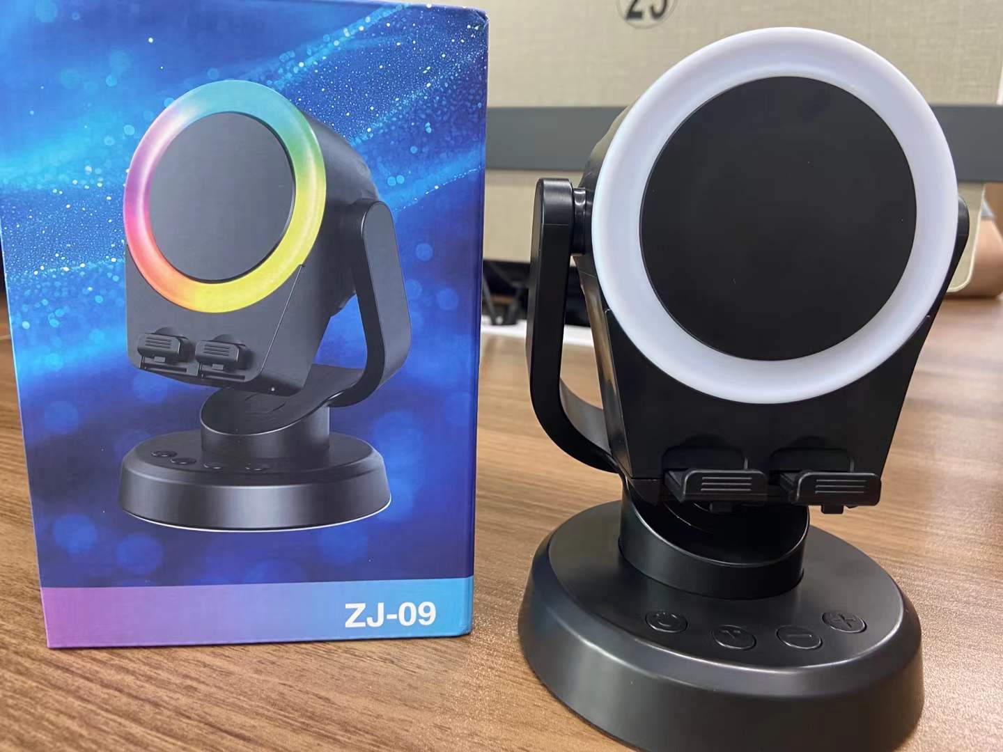 ZJ-09 [Bluetooth Stand Speaker] A mobile phone wonder - a rotating stand live streaming Bluetooth speaker. Item Picture