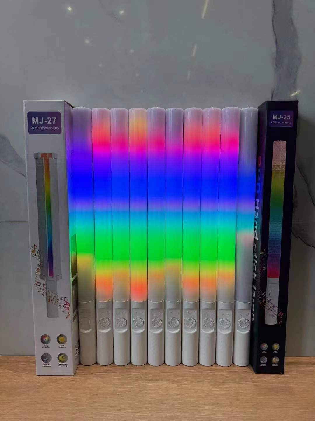 MJ-27rgb photography light stick, a handheld fill light, is used by live-streaming room hosts for portable outdoor video shooting. Fill light detail image 4