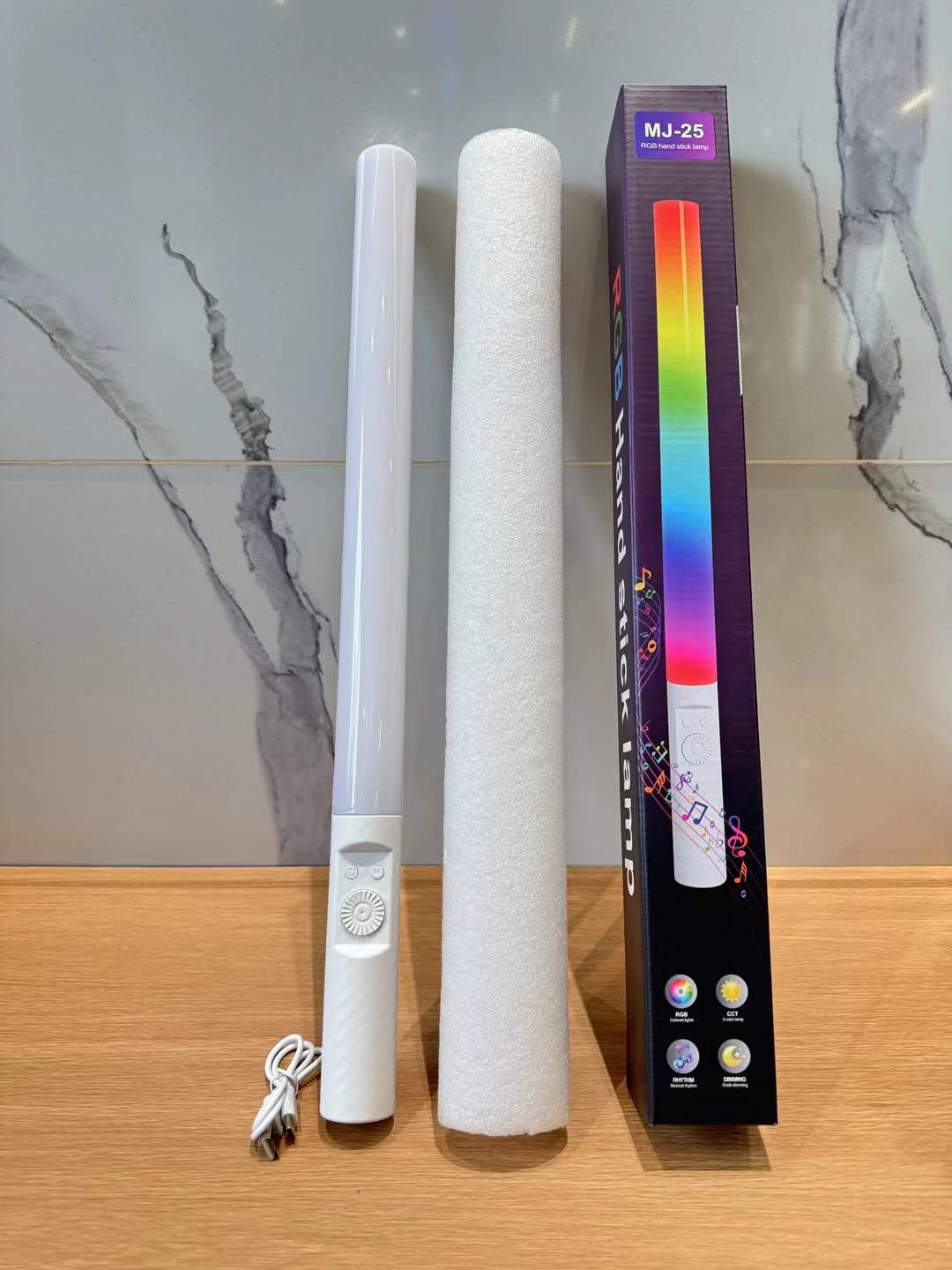 MJ-27rgb photography light stick, a handheld fill light, is used by live-streaming room hosts for portable outdoor video shooting. Fill light detail image 2