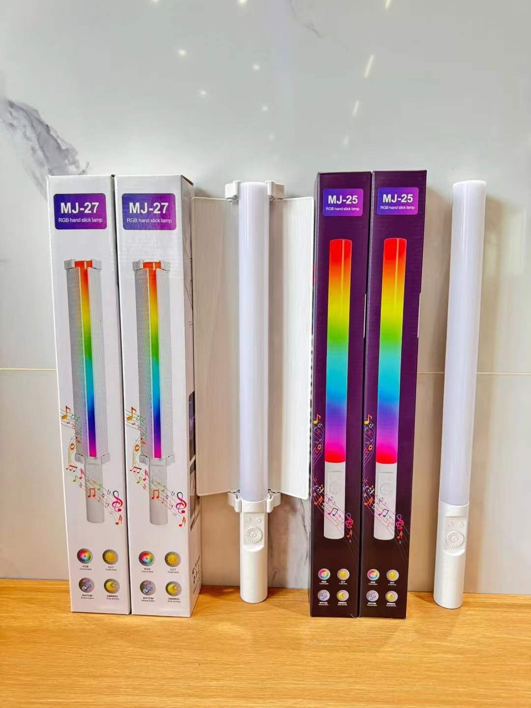 MJ-27rgb photography light stick, a handheld fill light, is used by live-streaming room hosts for portable outdoor video shooting. Fill light