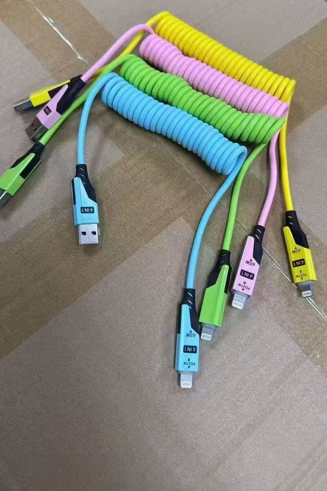 Resorte telescópico 4 en 1 cable de carga rápida portátil multifuncional conveniente a bordo 65W cable de datos