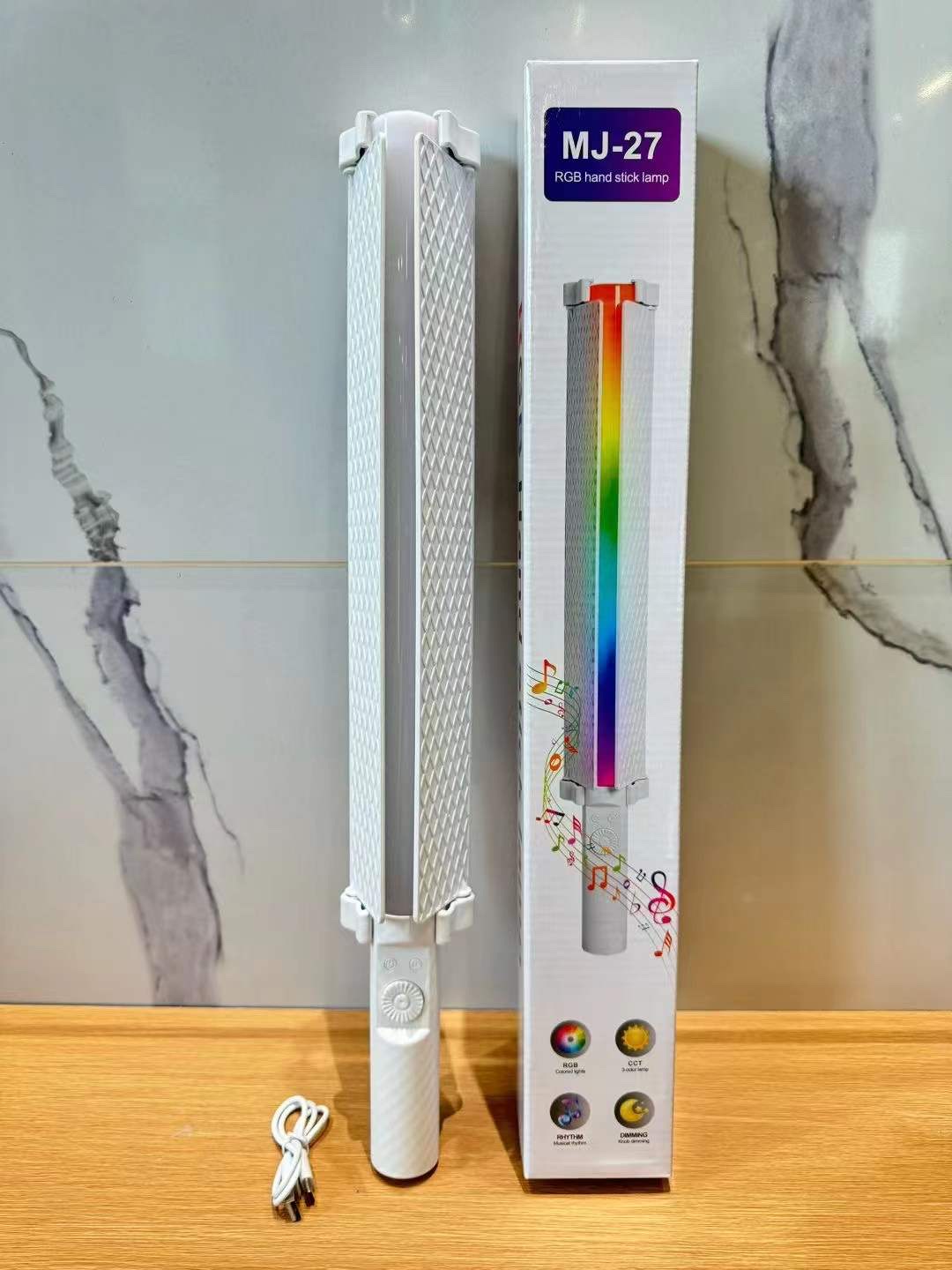 MJ-27rgb photography light stick, a handheld fill light, is used by live-streaming room hosts for portable outdoor video shooting. Fill light detail image 3