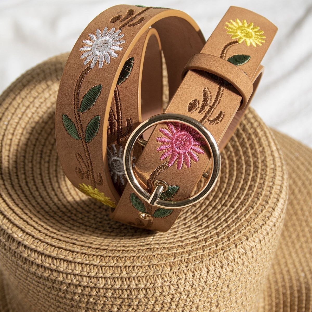 A retro and fashionable women's belt with chrysanthemum embroidery, round buckle, and a unique ethnic style waistband for women details Picture