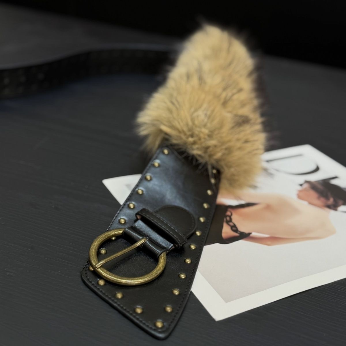 American Maillard Western style Y2K fur patchwork waist belt for girls, hot girl with skirt, wide belt for autumn and winter Application Scenario
