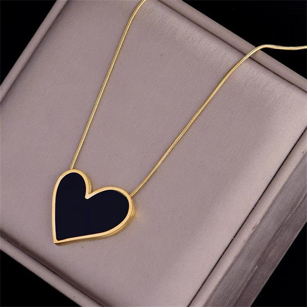 A popular stainless steel color-preserving heart-shaped necklace ear buckle set in Europe and America, a fashionable titanium steel non-fading heart-shaped necklace set detail image 4