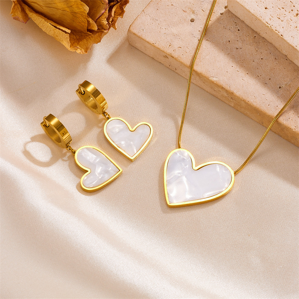 A popular stainless steel color-preserving heart-shaped necklace ear buckle set in Europe and America, a fashionable titanium steel non-fading heart-shaped necklace set Application Scenario