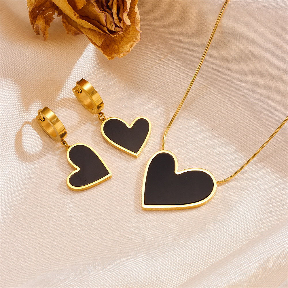 A popular stainless steel color-preserving heart-shaped necklace ear buckle set in Europe and America, a fashionable titanium steel non-fading heart-shaped necklace set Specification image