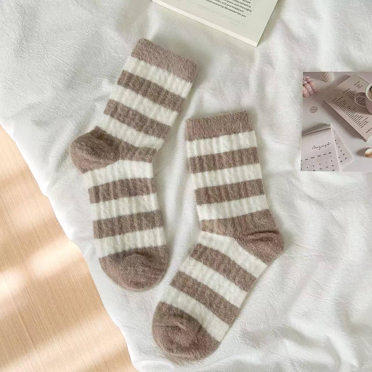Fashionable embroidered floor socks, home socks, soft fleece soft and comfortable women's all sizes Specification image