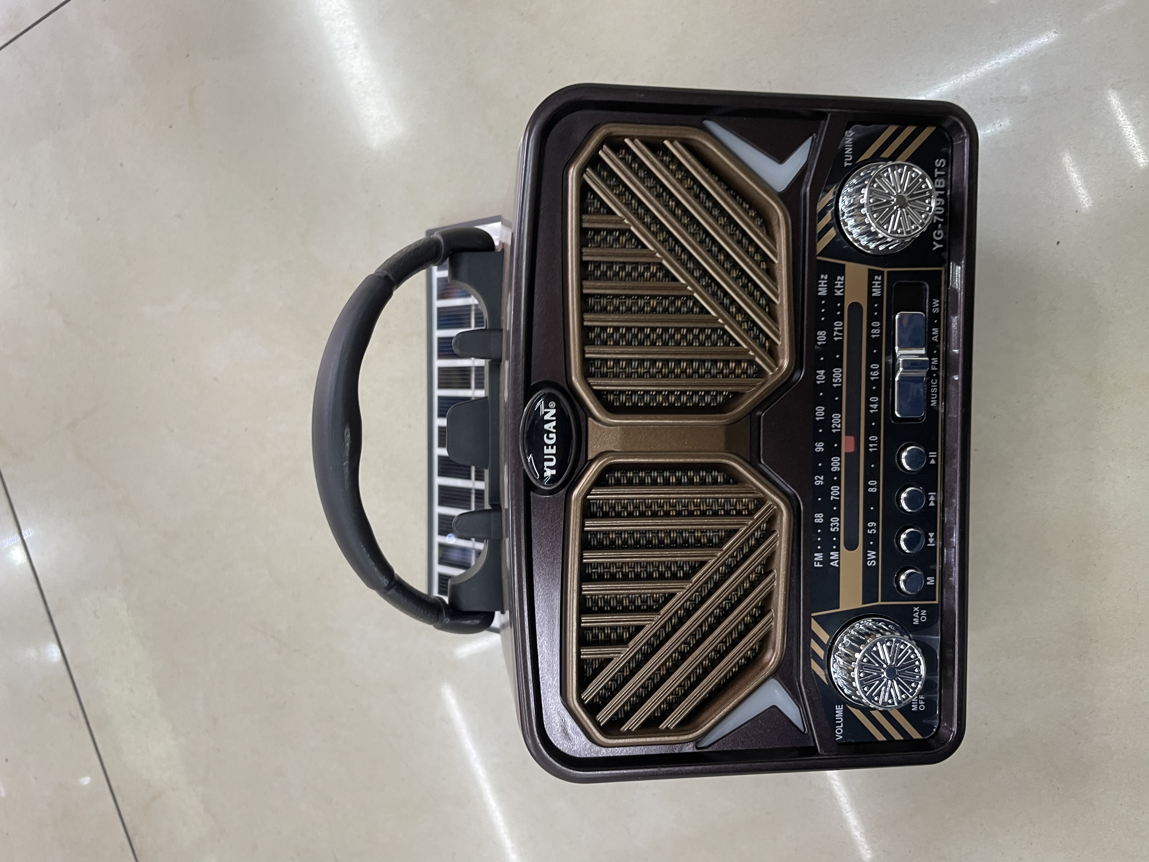 YG-7091BTS带太阳能，蓝牙，FM AM SW 3波段，USB，TF卡，插卡收音机