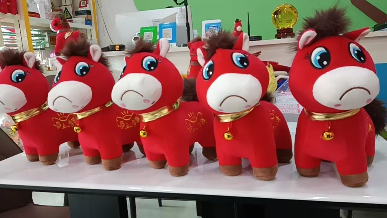 Auspicious items for the New Year of 2026: Money, tears, horses, smiles, oxen, horses, and a comeback. New Year gifts for attracting wealth and good fortune: plush toys and dolls Application Scenario